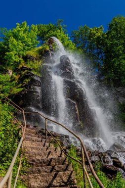 Thüringen 'de Trusetal yakınlarındaki şelalenin etrafında yürü