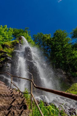 Thüringen 'de Trusetal yakınlarındaki şelalenin etrafında yürü
