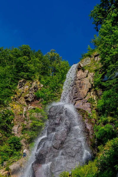 Thüringen 'de Trusetal yakınlarındaki şelalenin etrafında yürü
