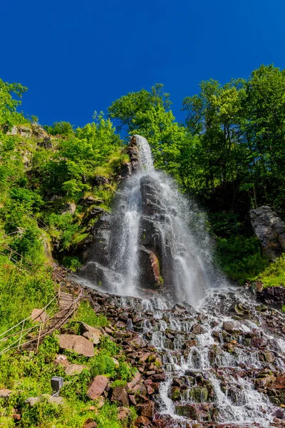 Thüringen 'de Trusetal yakınlarındaki şelalenin etrafında yürü