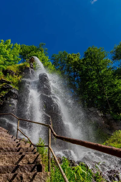 Thüringen 'de Trusetal yakınlarındaki şelalenin etrafında yürü