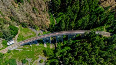 Hohenwarte barajındaki Saale vadisinde yaz günü