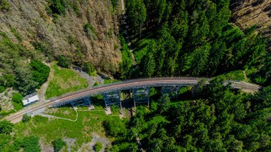 Hohenwarte barajındaki Saale vadisinde yaz günü