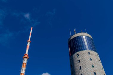 Rennsteig boyunca yaz yürüyüşü en güzel gün ışığında