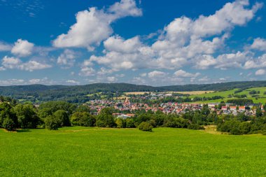 Rennsteig boyunca yaz yürüyüşü en güzel gün ışığında