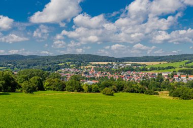 Rennsteig boyunca yaz yürüyüşü en güzel gün ışığında
