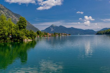 Tatil Bavyera 'daki güzel Walchen Gölü' nü hissetmek