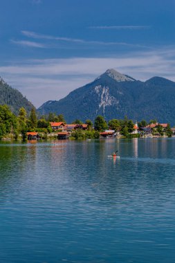 Tatil Bavyera 'daki güzel Walchen Gölü' nü hissetmek