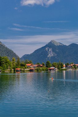 Tatil Bavyera 'daki güzel Walchen Gölü' nü hissetmek