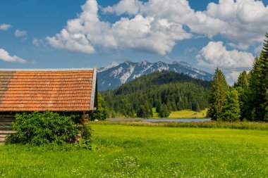 Tatil Bavyera 'daki güzel Wagenbruch Gölü' nün etrafında