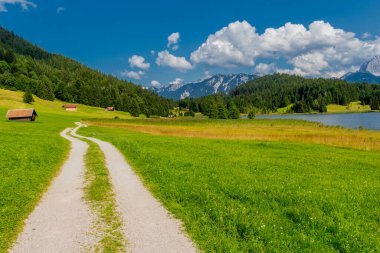 Tatil Bavyera 'daki güzel Wagenbruch Gölü' nün etrafında