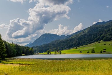 Tatil Bavyera 'daki güzel Wagenbruch Gölü' nün etrafında