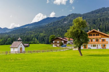 Tatil Bavyera 'daki güzel Wagenbruch Gölü' nün etrafında