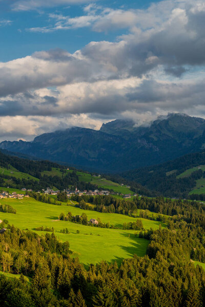 Beautiful exploration tour through the alpine country of Austria. 