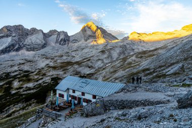 Garmisch-Partenkirchen 'in hemen dışındaki güzel Bavyera Alpleri' nden Zugspitze - Bavyera - Almanya
