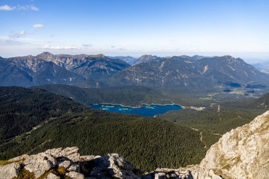 Garmisch-Partenkirchen 'in hemen dışındaki güzel Bavyera Alpleri' nden Zugspitze - Bavyera - Almanya
