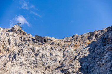 Garmisch-Partenkirchen 'in hemen dışındaki güzel Bavyera Alpleri' nden Zugspitze - Bavyera - Almanya