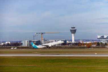 Güneşli bir sonbahar gününde Münih Havaalanında tespit edilen uçak - Bavyera - Almanya - 01 / 11 / 2025