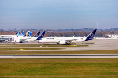 Güneşli bir sonbahar gününde Münih Havaalanında tespit edilen uçak - Bavyera - Almanya - 01 / 11 / 2025
