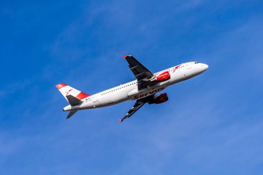 Güneşli bir sonbahar gününde Münih Havaalanında tespit edilen uçak - Bavyera - Almanya - 01 / 11 / 2025