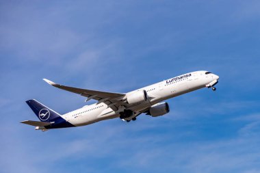 Güneşli bir sonbahar gününde Münih Havaalanında tespit edilen uçak - Bavyera - Almanya - 01 / 11 / 2025