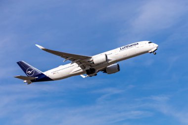 Güneşli bir sonbahar gününde Münih Havaalanında tespit edilen uçak - Bavyera - Almanya - 01 / 11 / 2025