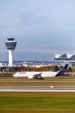 Güneşli bir sonbahar gününde Münih Havaalanında tespit edilen uçak - Bavyera - Almanya - 01 / 11 / 2025
