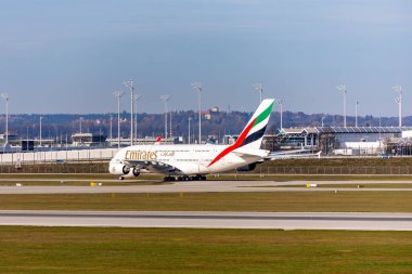 Güneşli bir sonbahar gününde Münih Havaalanında tespit edilen uçak - Bavyera - Almanya - 01 / 11 / 2025