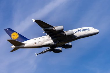 Güneşli bir sonbahar gününde Münih Havaalanında tespit edilen uçak - Bavyera - Almanya - 01 / 11 / 2025