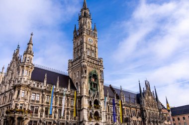 Güneşli bir sonbahar gününde Bavyera başkentinde bir gezinti Münih Bavyera Almanya 