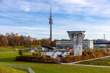 Güneşli bir sonbahar gününde Bavyera başkentinde bir gezinti Münih Bavyera Almanya 