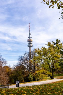 Güneşli bir sonbahar gününde Bavyera başkentinde bir gezinti Münih Bavyera Almanya 