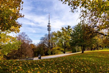 Güneşli bir sonbahar gününde Bavyera başkentinde bir gezinti Münih Bavyera Almanya 