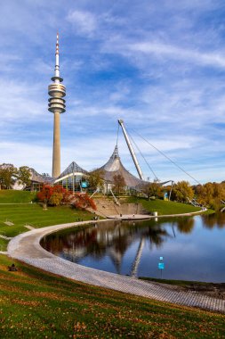 Güneşli bir sonbahar gününde Bavyera başkentinde bir gezinti Münih Bavyera Almanya 