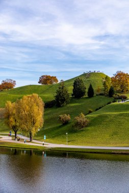Güneşli bir sonbahar gününde Bavyera başkentinde bir gezinti Münih Bavyera Almanya 