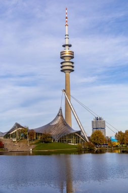 Güneşli bir sonbahar gününde Bavyera başkentinde bir gezinti Münih Bavyera Almanya 