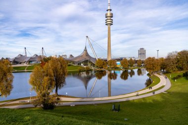 Güneşli bir sonbahar gününde Bavyera başkentinde bir gezinti Münih Bavyera Almanya 