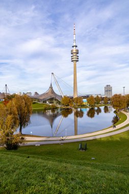 Güneşli bir sonbahar gününde Bavyera başkentinde bir gezinti Münih Bavyera Almanya 