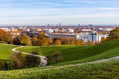 Güneşli bir sonbahar gününde Bavyera başkentinde bir gezinti Münih Bavyera Almanya 