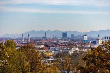 Güneşli bir sonbahar gününde Bavyera başkentinde bir gezinti Münih Bavyera Almanya 