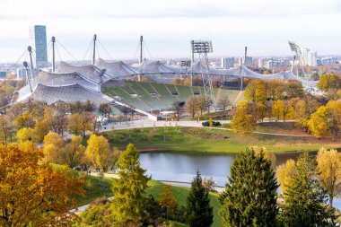 Güneşli bir sonbahar gününde Bavyera başkentinde bir gezinti Münih Bavyera Almanya 