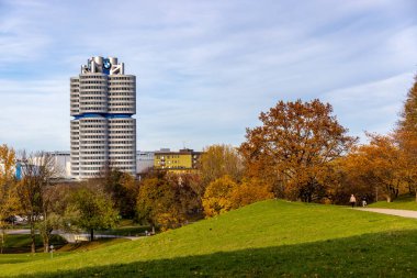 Güneşli bir sonbahar gününde Bavyera başkentinde bir gezinti Münih Bavyera Almanya 