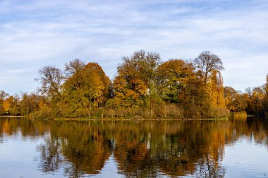Güneşli bir sonbahar gününde Bavyera başkentinde bir gezinti Münih Bavyera Almanya 