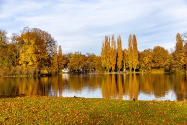Güneşli bir sonbahar gününde Bavyera başkentinde bir gezinti Münih Bavyera Almanya 
