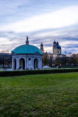 Güneşli bir sonbahar gününde Bavyera başkentinde bir gezinti Münih Bavyera Almanya 