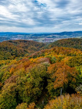 Thüringen Ormanı 'nın güneybatısında, Schmalkalden Thüringen Almanya' sında sonbahara doğru küçük güzel bir yürüyüş.