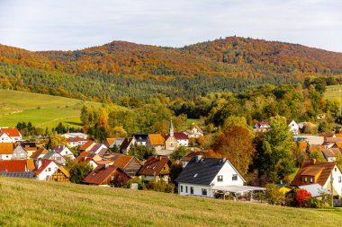 Thüringen Ormanı 'nın güneybatısında, Schmalkalden Thüringen Almanya' sında sonbahara doğru küçük güzel bir yürüyüş.