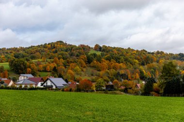 Thüringen Ormanı 'nın güneybatısında, Schmalkalden Thüringen Almanya' sında sonbahara doğru küçük güzel bir yürüyüş.