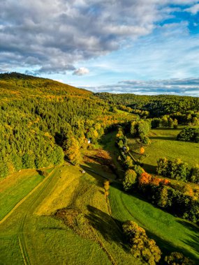 Thüringen Ormanı 'nın güneybatısında, Schmalkalden Thüringen Almanya' sında sonbahara doğru küçük güzel bir yürüyüş.