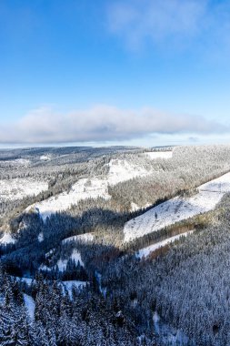 Kış Harikalar Diyarı Thüringen Ormanı 'nda kış sporları beldesi Oberhof am Rennsteig Thuringia Almanya